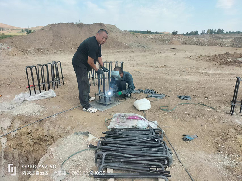 內(nèi)蒙古鋼結(jié)構(gòu)草料棚預(yù)埋件施工中