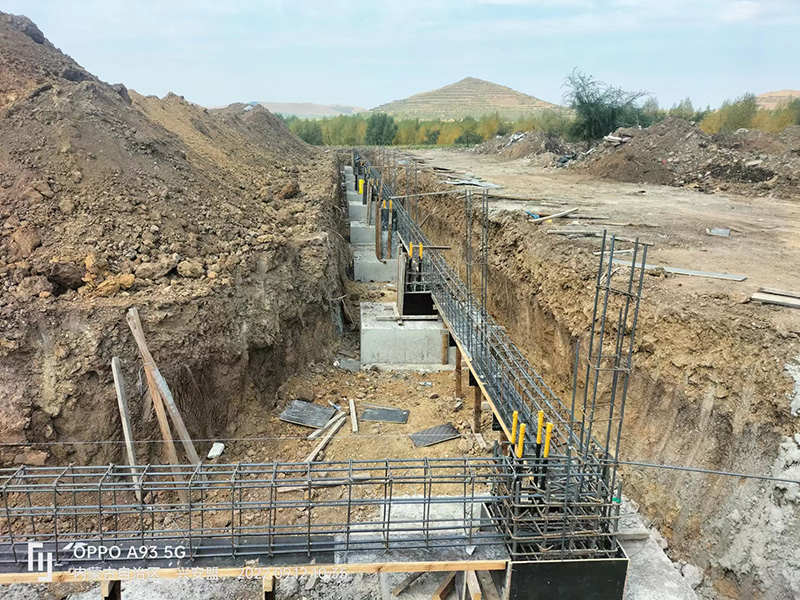 內(nèi)蒙古鋼結(jié)構(gòu)草料棚預(yù)埋件施工中