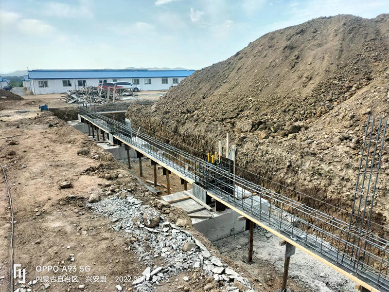 內(nèi)蒙古鋼結(jié)構(gòu)草料棚預(yù)埋件施工中